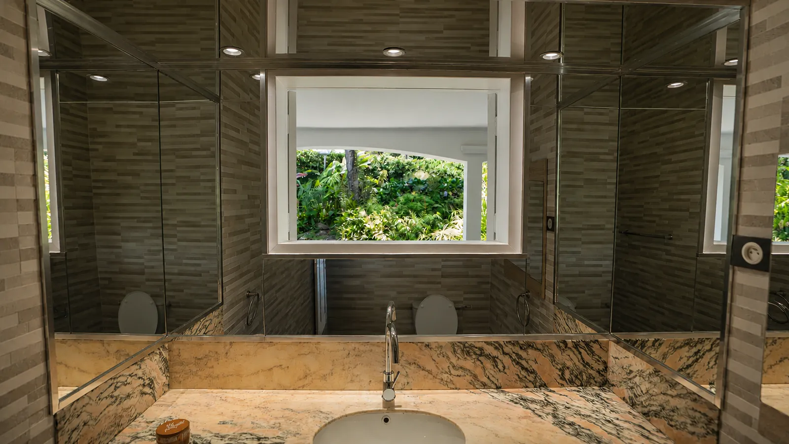 Salle de bain de Caraïbeen Lady — fenêtre ouverte sur la végétation