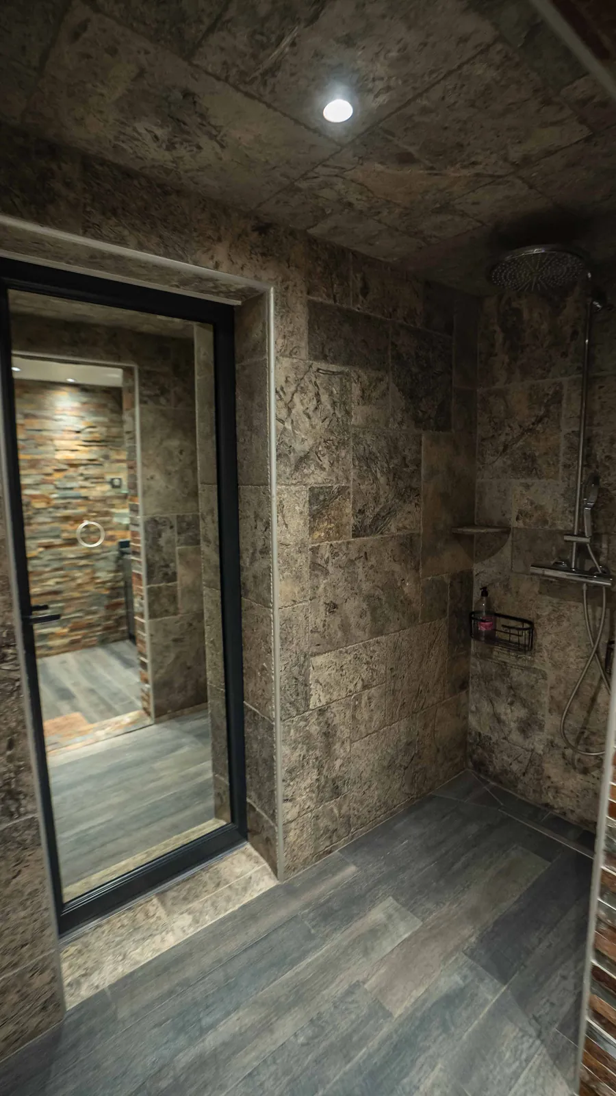Chambre Classical Style — douche à l'italienne en pierre, douche de pluie