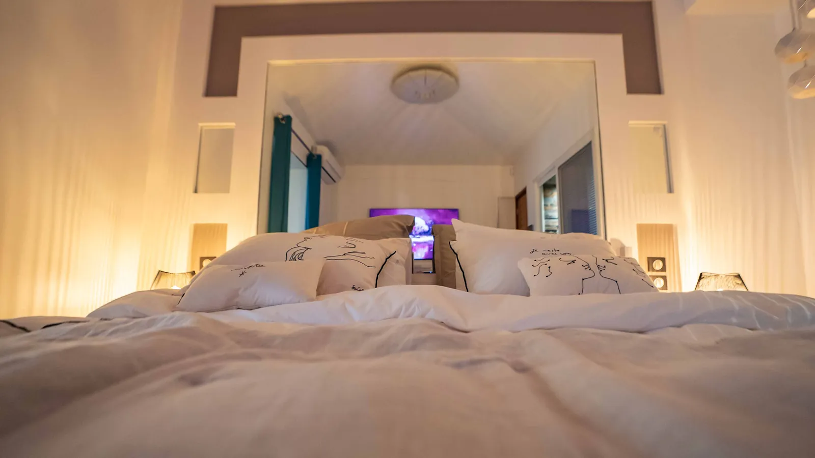 Chambre Classical Style — le lit vu des coussins, tête de lit rétroéclairée