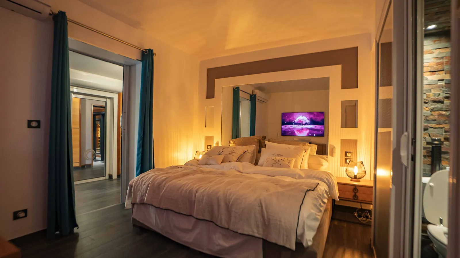 La chambre Classical Style de House of Harmony à la lumière du soir