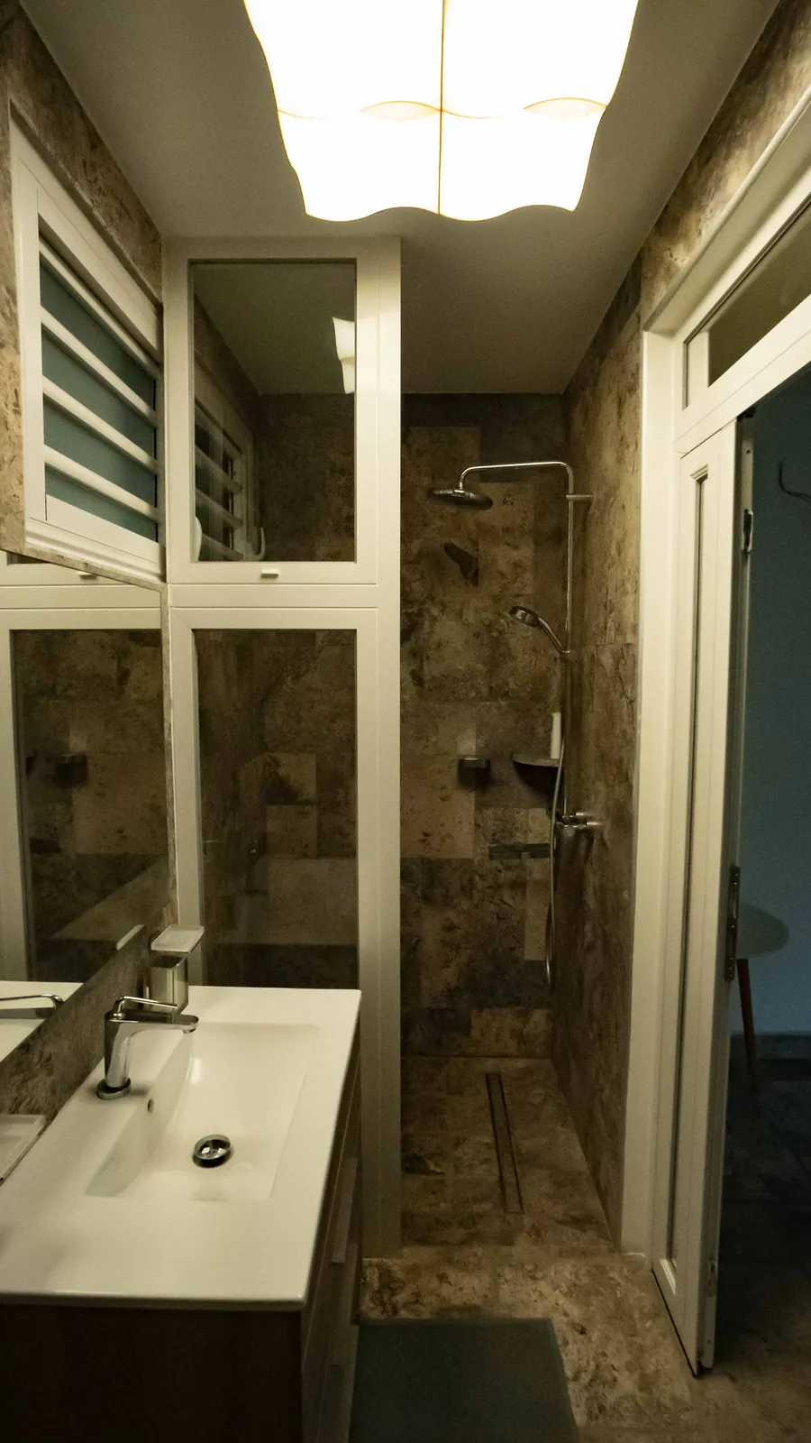 Chambre Cocktail — salle de bain, douche à l'italienne en pierre et plan vasque