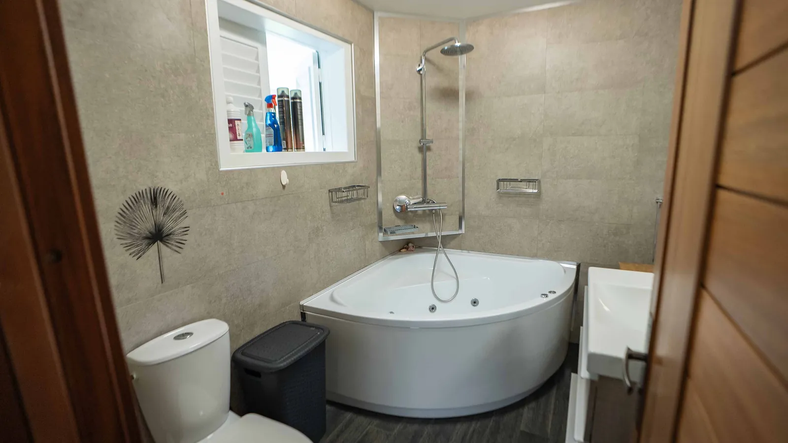 Chambre Sea World — salle de bain, baignoire d'angle balnéo et douche de pluie