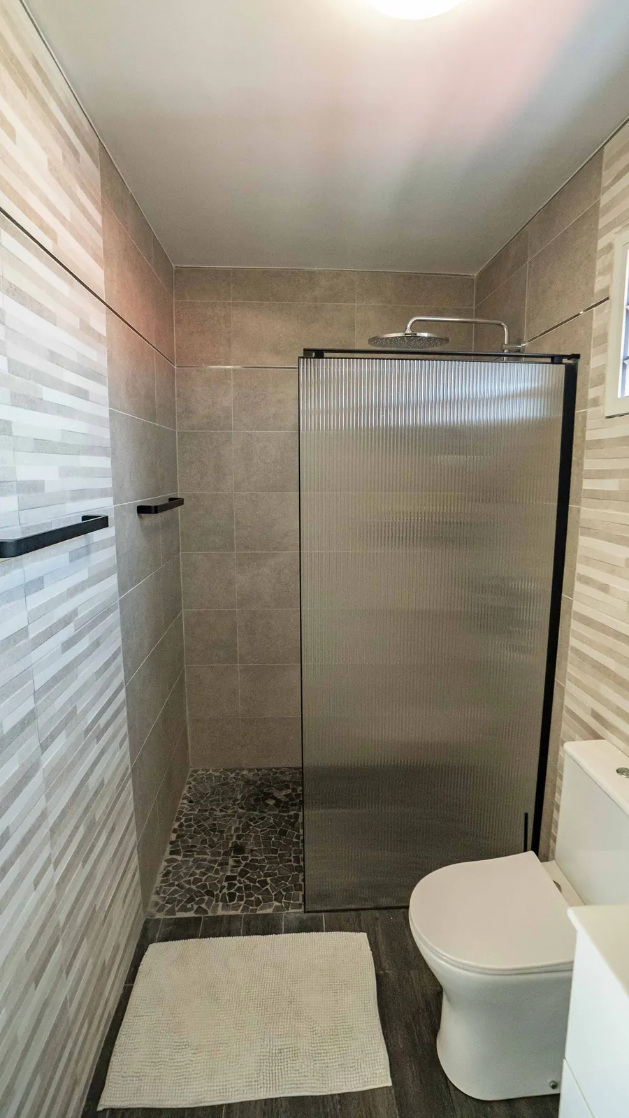 Chambre Sport — douche de pluie et sol en galets