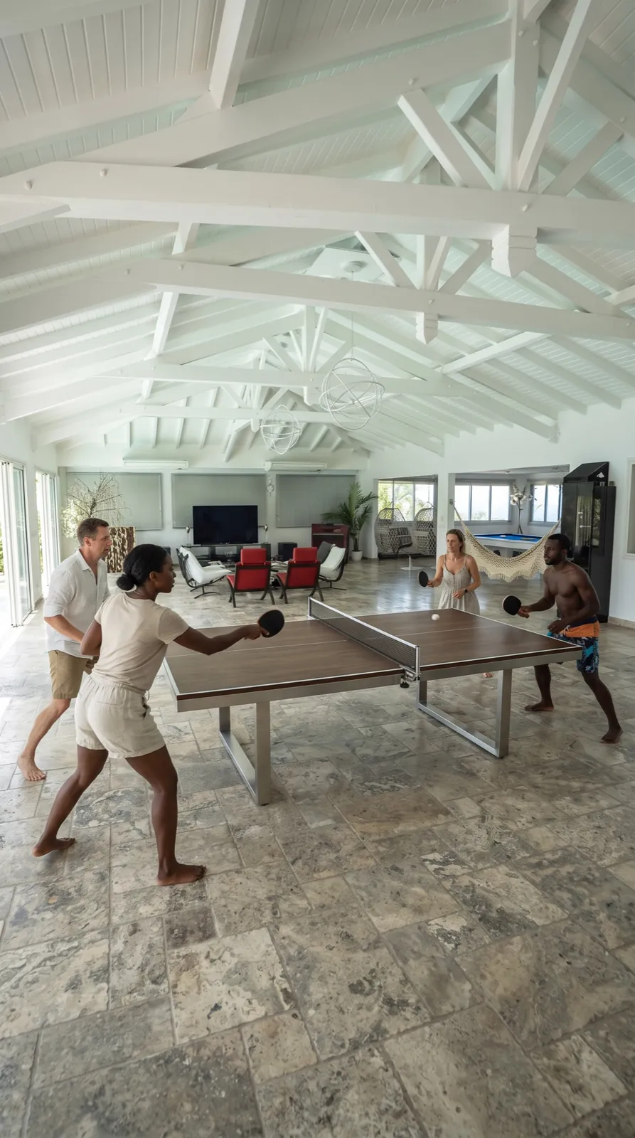 Une partie de ping-pong dans la grande salle