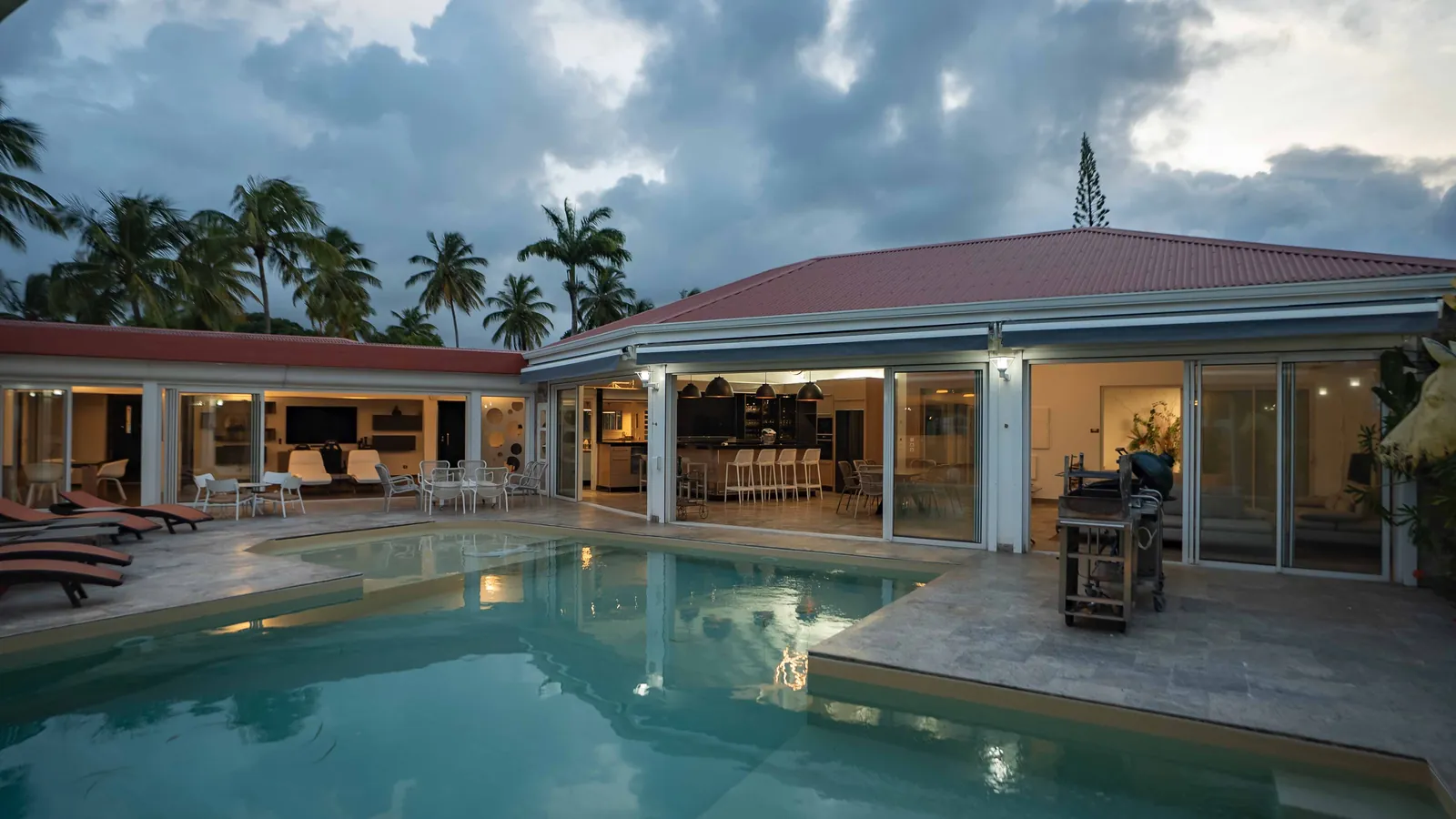 La piscine et les pavillons de House of Harmony au crépuscule