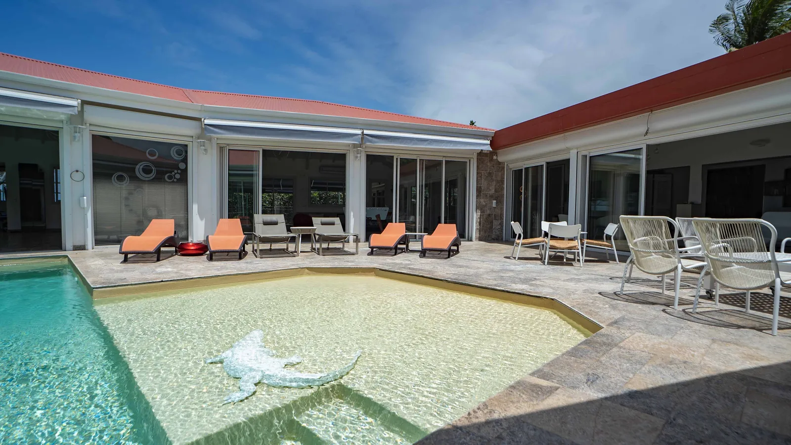 La piscine au cœur du domaine